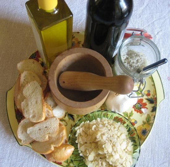Rezept: Skordalia - Mandel-Brotsoße | Frag-Mutti