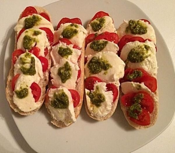 Rezept: Überbackenes Tomaten-Mozzarella-Pesto Brötchen | Frag-Mutti