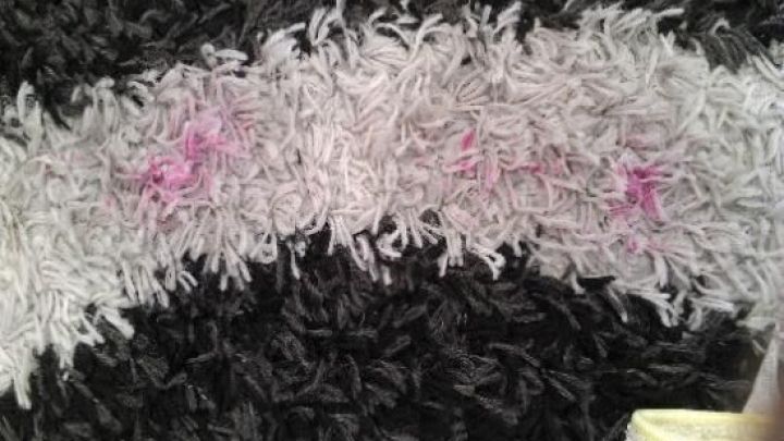 Nagellack auf dunklem Teppichboden mit Fensterreiniger
