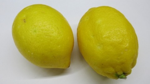 Gegen Halsweh hilft Zitronenwasser