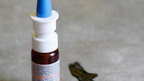 Tintenfleck auf Laminat mit Nasenspray entfernen