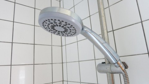 Nacheinander Duschen spart Wasser / Zirkulation / Heizung