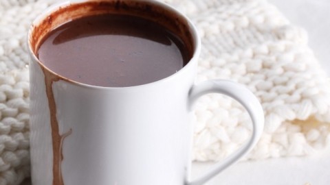 Schokoladen- oder Kakaoflecken mit heißem Wasser entfernen