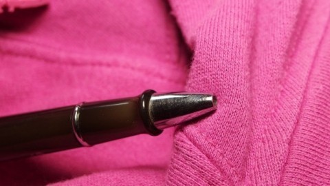 Schnaps gegen Kugelschreiberflecken auf der Kleidung