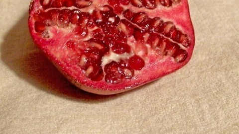 Granatapfelspritzer mit einem Tintenkiller entfernen