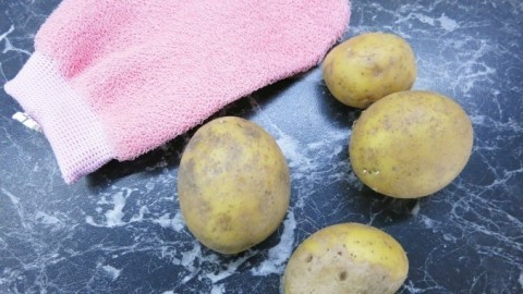 Kartoffeln mit Peelinghandschuhen waschen