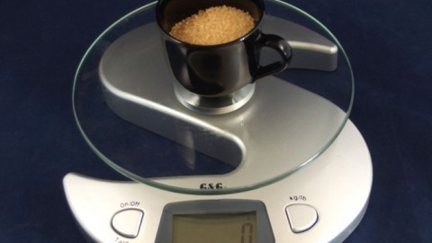 Braunen Zucker wiegen, nicht abmessen
