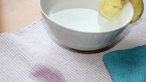 Kirschflecken mit heißem Wasser & Zitronenwasser entfernen