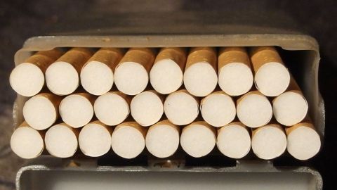 Der Artikel beschreibt, wie lästige Zigarettengerüche die Räume belasten können. Mit diesen praktischen Tipps im Hinterkopf kannst du effektive Methoden finden, um den Gestank loszuwerden und für frische Luft zu sorgen. Zigaretten liegen ordentlich in einer geöffneten Schachtel, der schreckliche Zigaretten-Geruch umgibt sie.
