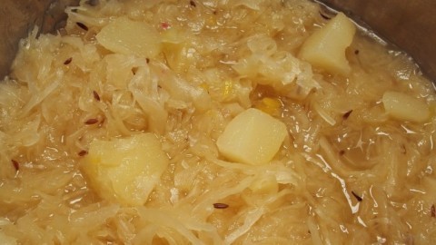 Sauerkraut mit Ananas zu Nürnberger Bratwürstchen