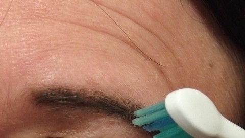 Augenbrauen formen mit alter Zahnbürste