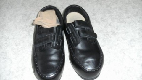Schuhe polieren mit Nylonstrumpf