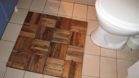 Teppich im Bad: Holzfliesen statt Frottee