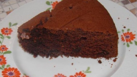 Schokoladenkuchen mit Schokostückchen drin