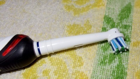 Schallzahnbürste gegen Zahnbelag