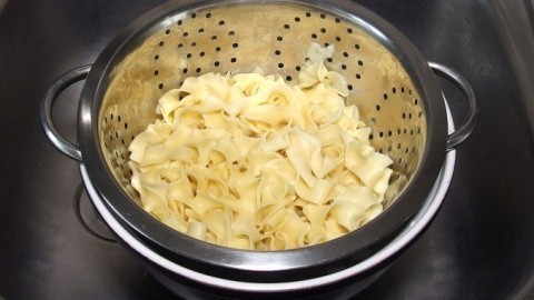 Servierschüssel für Pasta anwärmen