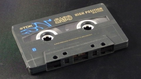 Bänder von alten VHS-Cassetten / Musikkassetten im Garten einsetzen