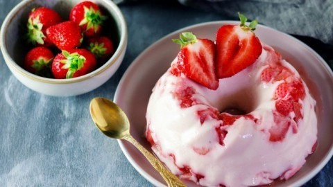 Vanillepudding mit frischen Erdbeeren