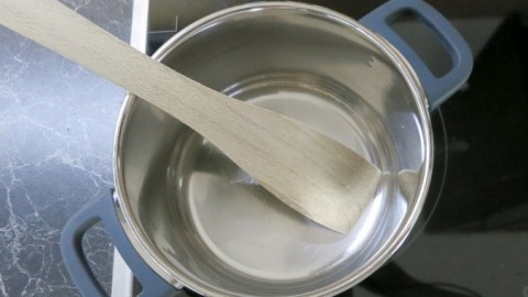 Angebranntes im Kochtopf mit Salz und Sprudel entfernen
