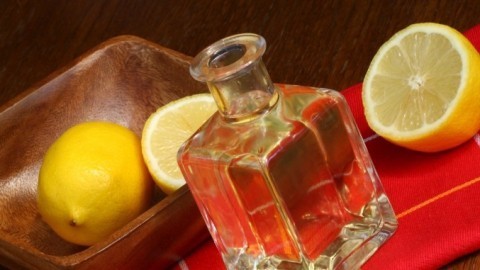 Kleiderschrank mit Zitronenöl reinigen
