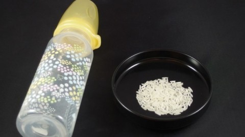 Milchfläschchen/Babyfläschchen mit Reis reinigen