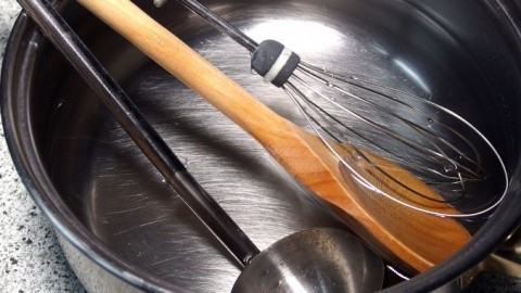 Sauberes Kochwerkzeug: Löffeltopf mit lauwarmem Wasser