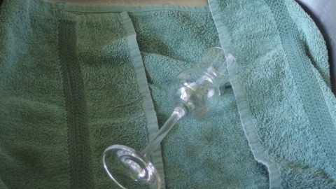 Empfindliche Gläser sicher per Hand spülen - Frotteetuch in die Spüle