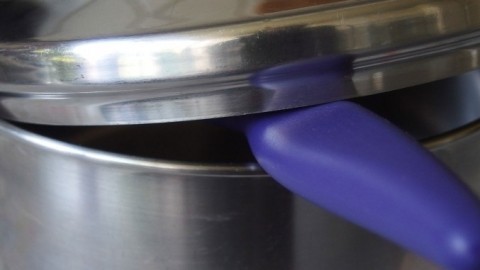 Überkochen verhindern: Messer zwischen Deckel & Topf klemmen