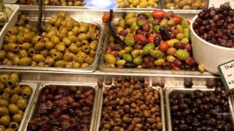 Oliven einfach entkernen - mit Nudelholz