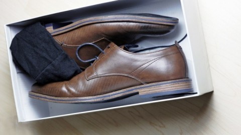 "Gute" Herrenschuhe mit Socken zusammen im Schuhkarton aufbewahren