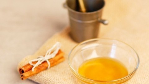 Hausmittel bei Harnblaseninfektion - Zimt & Honig in heißem Wasser