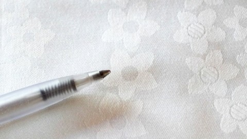 Kugelschreiberflecken von Tischwäsche entfernen