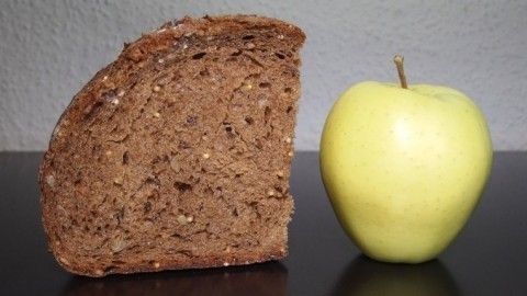 Brot bleibt länger frisch - mit einem Apfel