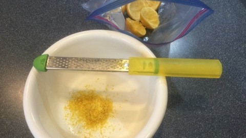 Zitronenschale leichter reiben