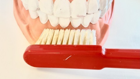 Beim Zähne putzen kleckert die Zahncreme