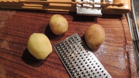 Minikartoffeln mit der Reibe schälen