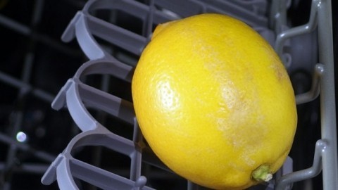 Zitronen im Geschirrspüler vom Wachs befreien