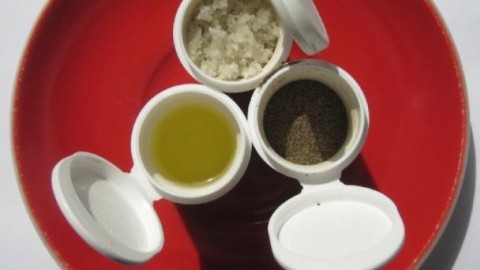 Festverschließende kleine Behälter für Salz, Öl & Pfeffer
