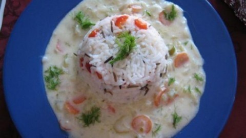 Bunten Reis mit Schmand-Lachssauce
