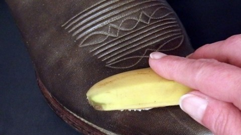 Lederschuhe glänzend mit Bananenschalen
