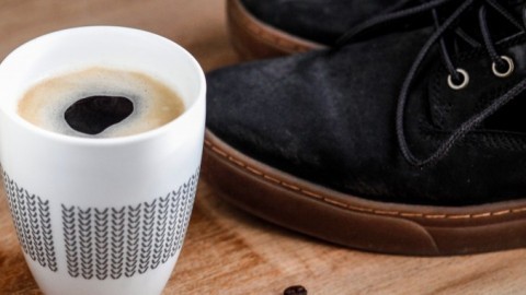 Salzränder auf Schuhen mit Kaffee entfernen