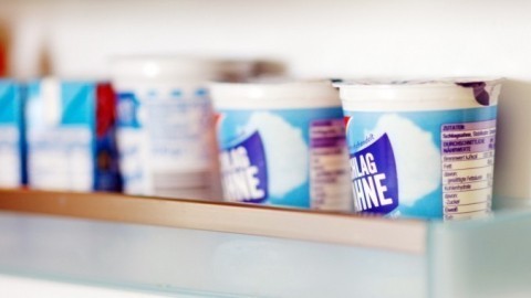 Offene Sahnebecher im Kühlschrank aufbewahren