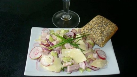 Frühlingssalat mit Maigouda und Fleischwurst