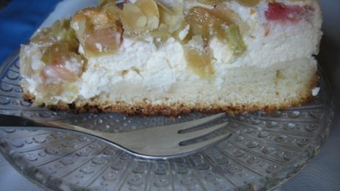 Fruchtige Quark-Rhabarber-Torte mit Mandelbaiser