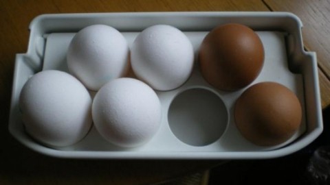 Eier kaufen: Alte und neue Eier unterscheiden
