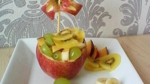 Obst im Apfel anrichten