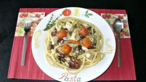 Cremiger Spaghetti-Topf mit Gemüse und Hühnerfleisch