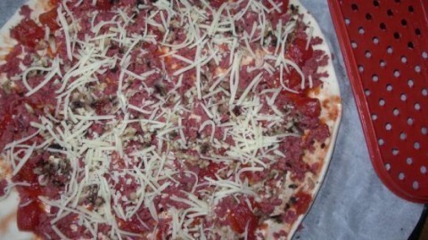 Pizzabelag: geriebene scharfe Knoblauchsalami (SUCUK)