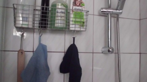 Rückenbürste und Waschlappen in der Duschkabine