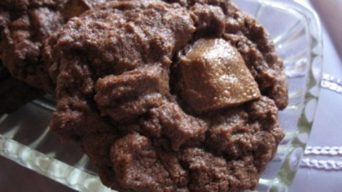 Knusprige Schoko-Cookies mit Snickers